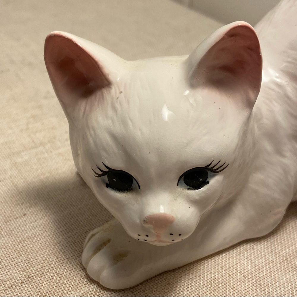 Vintage white cat ceramic long haired kitty blue eyes playful cat crouching - Picture 14 of 16